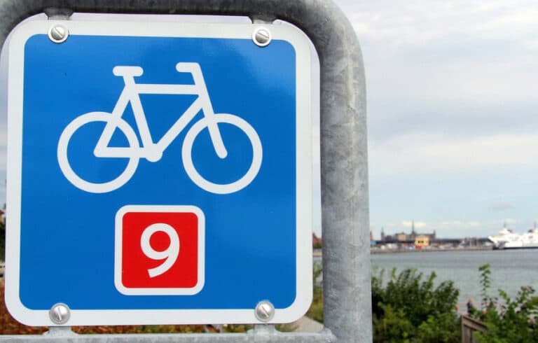 Cykelrute 9 ender i Helsingør. Her ses byen med Kronborg og færgen til Helsingborg i baggrunden.