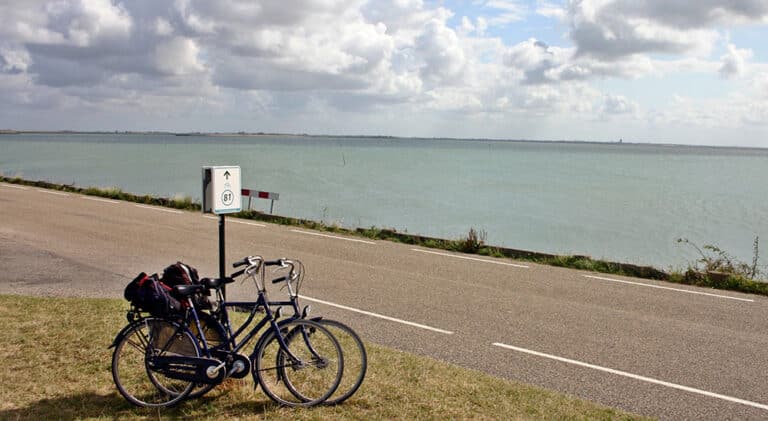 Danmark har op mod 7000 Km. kystlinje, og det er ofte muligt at cykle langs kysten.