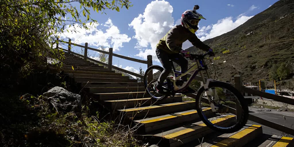 Cykelrytter på mountainbike udfører funktionel cykeltræning.